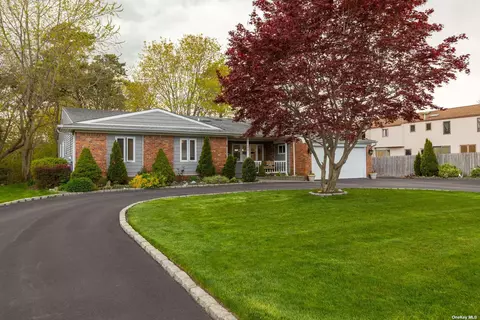 4 Woodbine St, Coram, NY 11727