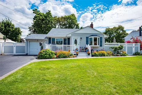 14 Hudson Dr, Kings Park, NY 11754