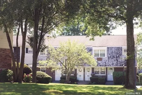 3910 Wilshire Ln #3910, Oakdale, NY 11769