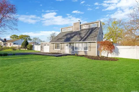 23 Chapman Pl, Bay Shore, NY 11706