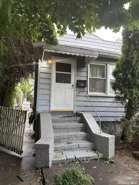 82-11 Clemente Ct, Woodhaven, NY 11421