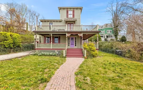 31 Bay Ave, Sea Cliff, NY 11579