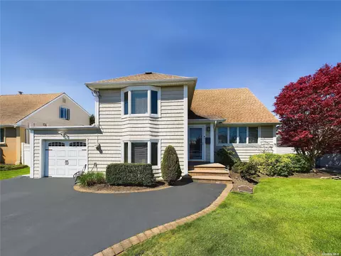 2762 Colonial Ave, Merrick, NY 11566