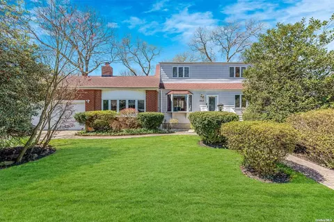 263 S 16th St, Lindenhurst, NY 11757