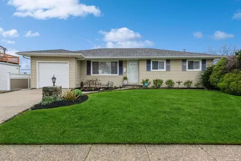 3 Alan Crest Dr, Hicksville, NY 11801