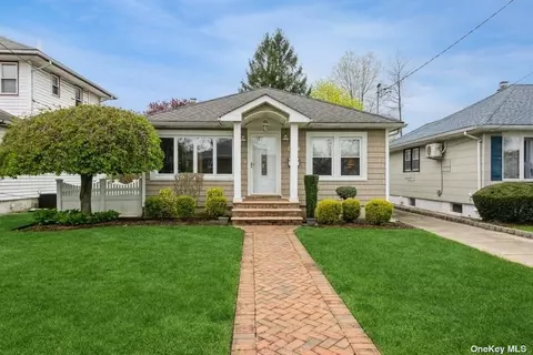 85-02 264th St, Floral Park, NY 11001