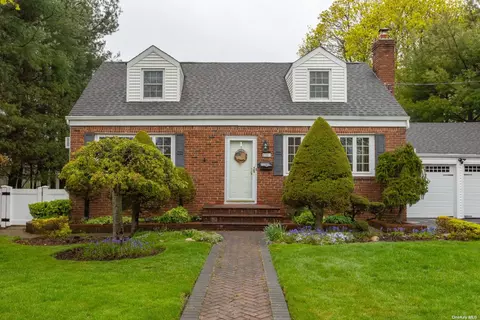 25 Cedar Ave, Bethpage, NY 11714