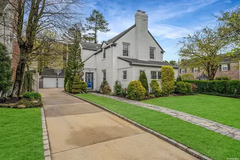 28 Long Dr, Hempstead, NY 11550
