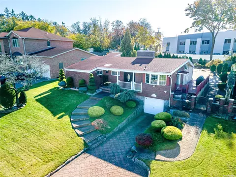 53-54 Overlook Rd, Little Neck, NY 11362