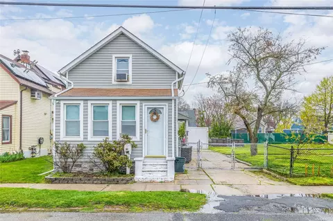 216 S 6th St, Lindenhurst, NY 11757
