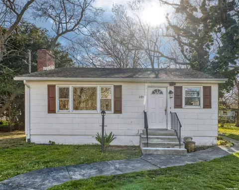 195 Maywood Dr, Mastic Beach, NY 11951