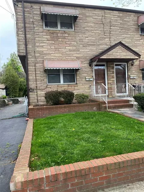 47-11 206th St, Bayside, NY 11361
