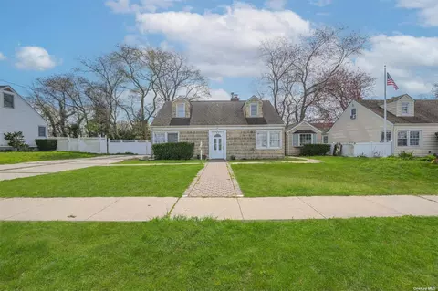 43 Cedar St, Lindenhurst, NY 11757