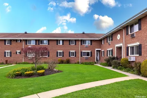 200 Merrick Rd UNIT M, Amityville, NY 11701