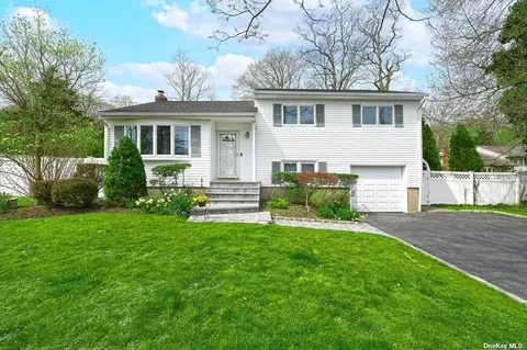 1 Wainer Ct, Centerport, NY 11721