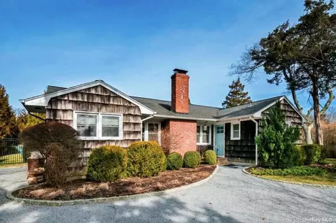 4 Godfrey Ln, Remsenburg, NY 11960