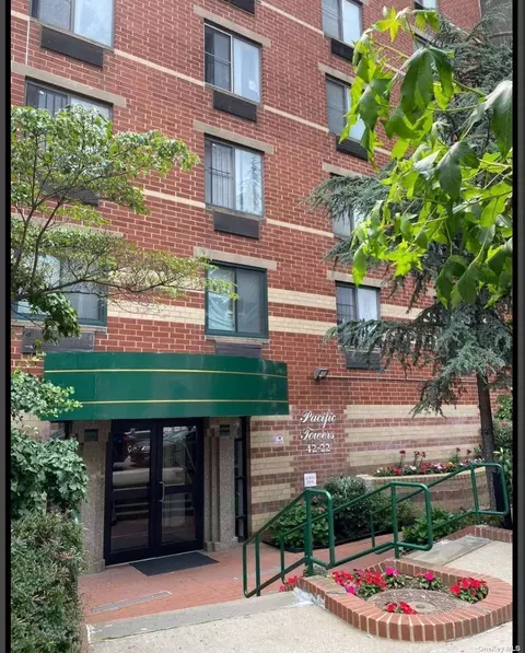 42-22 Union St #4D, Flushing, NY 11355
