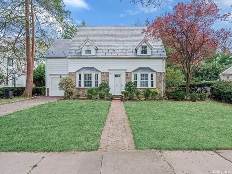 84 Willow St, Garden City, NY 11530