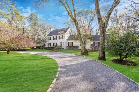 8 Robinswood Rd, Setauket, NY 11733