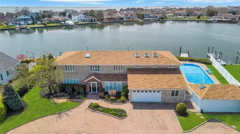 48 Dolphin Ln, Copiague, NY 11726
