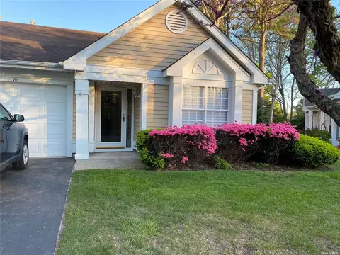 81 Glen Dr #81, Ridge, NY 11961