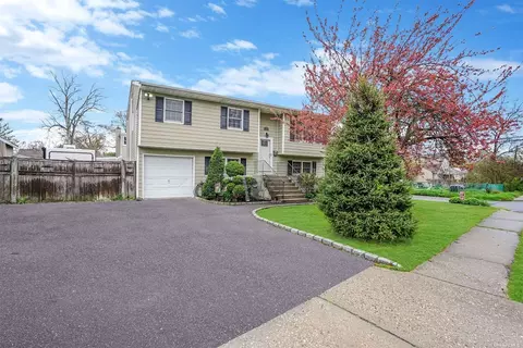 389 Richmond Blvd, Ronkonkoma, NY 11779