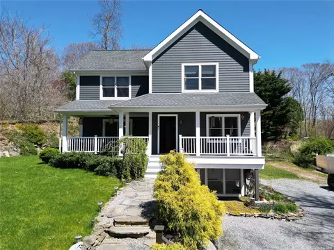 134 Oak Dr, Calverton, NY 11933