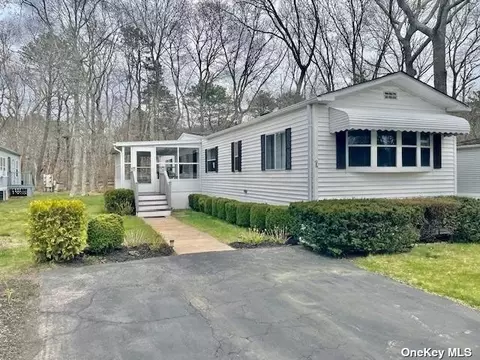 96 Spruce St, East Quogue, NY 11942