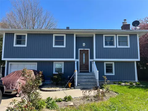 68 Wisconsin Ave, Bay Shore, NY 11706