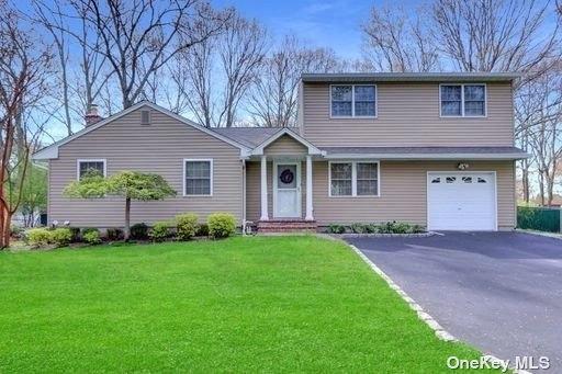 16 Mayflower Ln, East Setauket, NY 11733