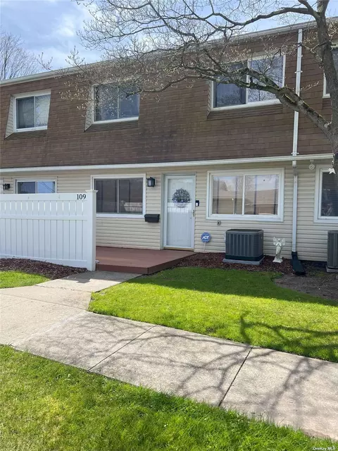 109 Storm Dr #109, Holtsville, NY 11742