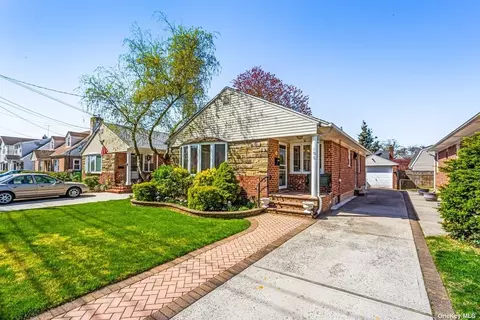 195 Emory Rd, Mineola, NY 11501