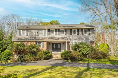 91 Mcculloch Dr, Dix Hills, NY 11746