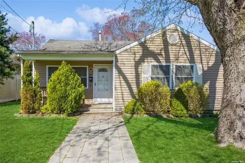 8 Laura Ave, Patchogue, NY 11772