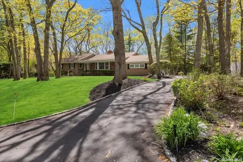 1 Greenleaf Dr, Huntington, NY 11743