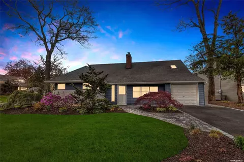 3 Oak Brook Ln, Merrick, NY 11566
