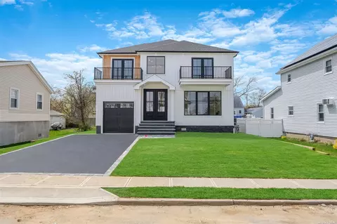 759 Pecan St, Lindenhurst, NY 11757