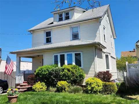 13 Poplar St, West Hempstead, NY 11552