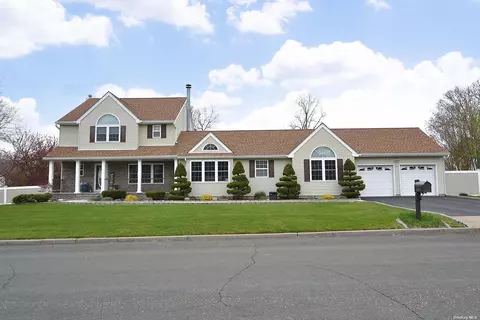11 Richard Dr, Selden, NY 11784