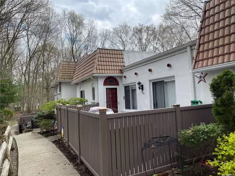 212 Skyline Dr #212, Coram, NY 11727