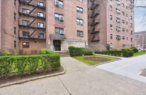 31-31 138th St #1C, Flushing, NY 11354