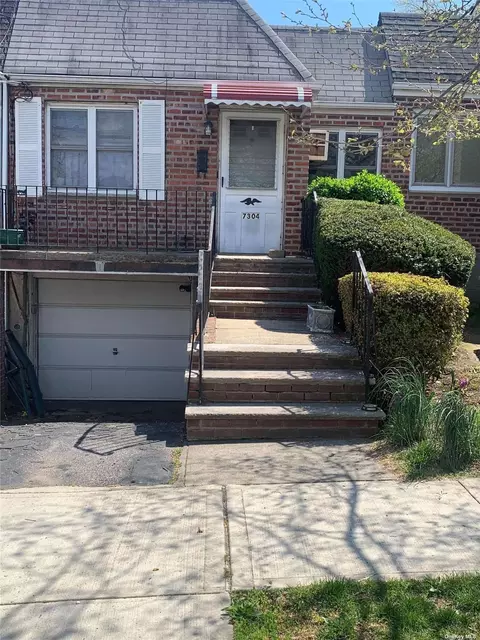 73-04 69th Ave, Middle Village, NY 11379