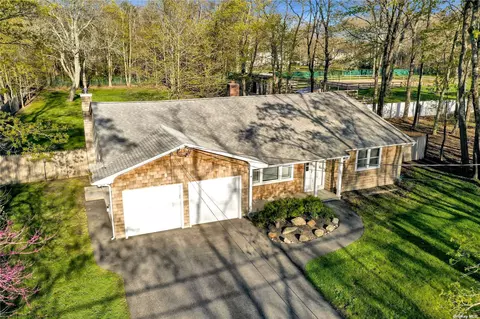 185 Oak St, Medford, NY 11763