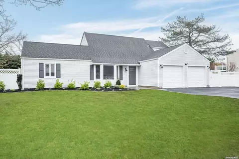 34 Shore Dr W, Copiague, NY 11726