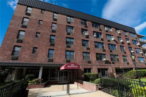 124 Smith St #4B, Freeport, NY 11520