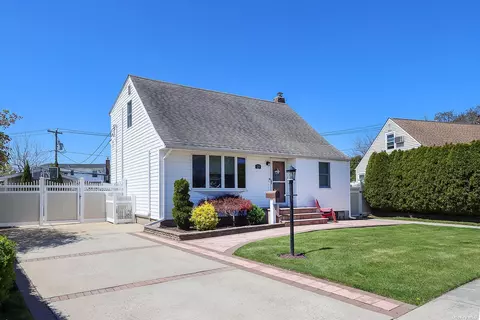 29 North Dr, Hicksville, NY 11801