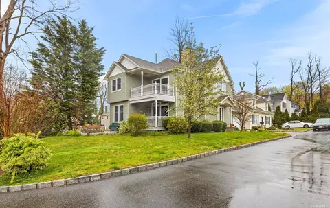 13 Bay St, Bayville, NY 11709