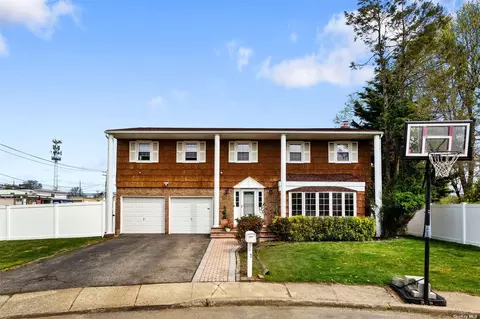 7 Fams Ct, Syosset, NY 11791