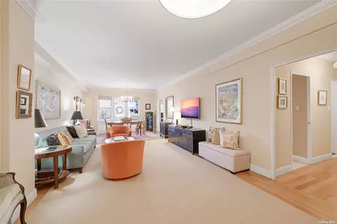 69-10 108th St #3M, Forest Hills, NY 11375