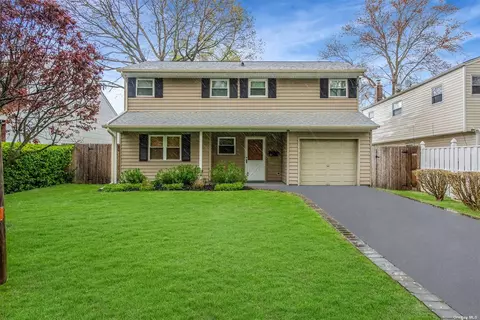 41 E 16th St, Huntington Station, NY 11746